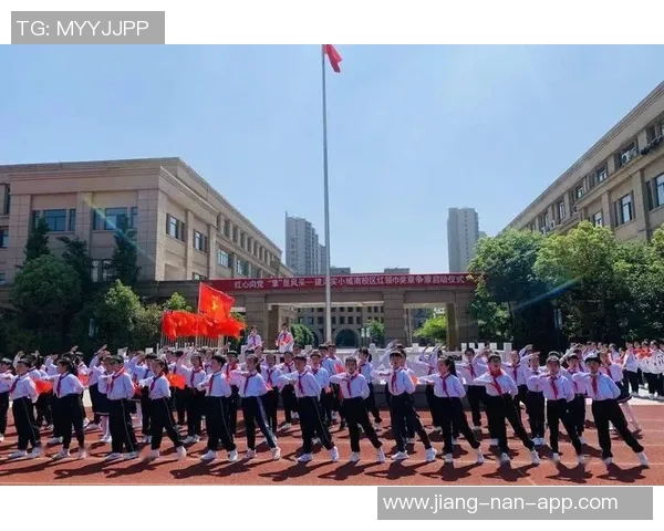 建湖县足球队球星风采展示全阵容合影照片展现青春活力与竞技风采